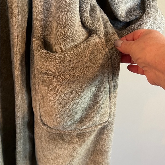 Pottery Barn Plush Gray Green Tan Bathrobe - Picture 4 of 11